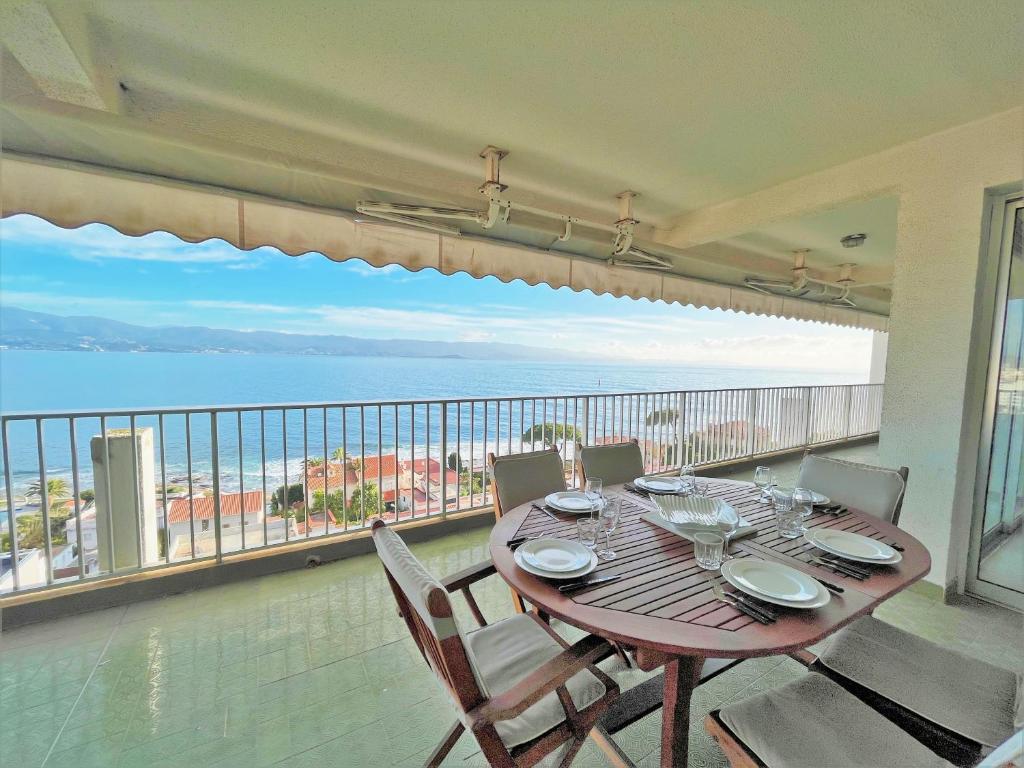 - une table à manger avec vue sur l'océan dans l'établissement Appartement vue mer Carmino Ajaccio, à Ajaccio