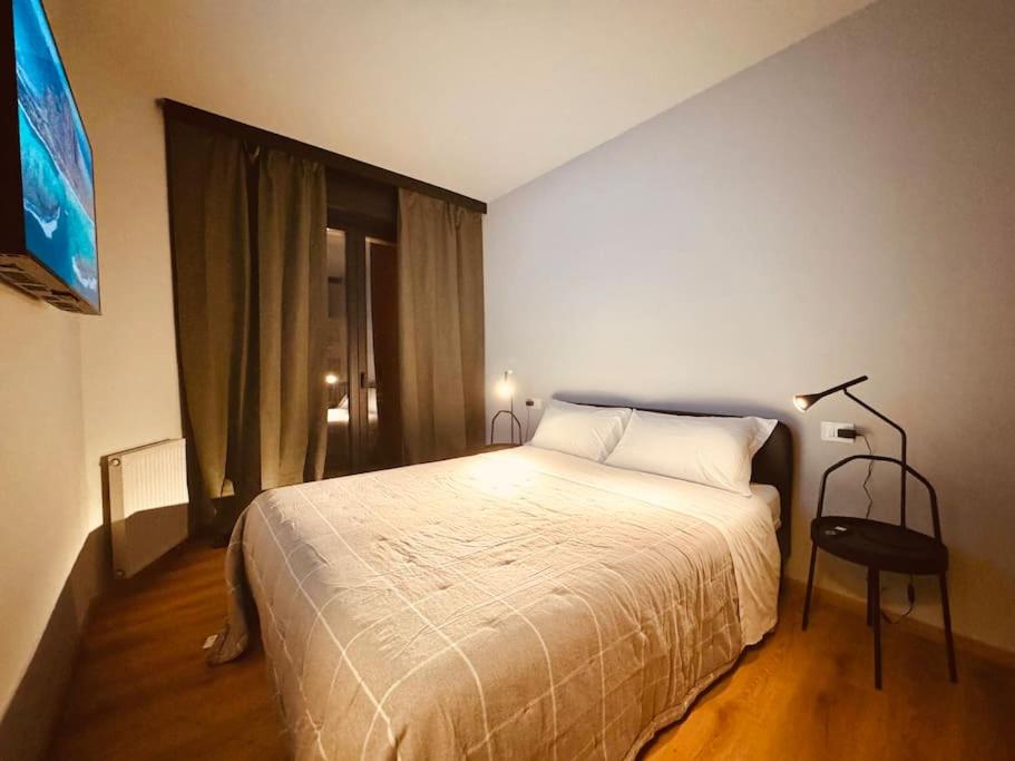 ein Schlafzimmer mit einem großen Bett und einem Fenster in der Unterkunft House 74 in Verona