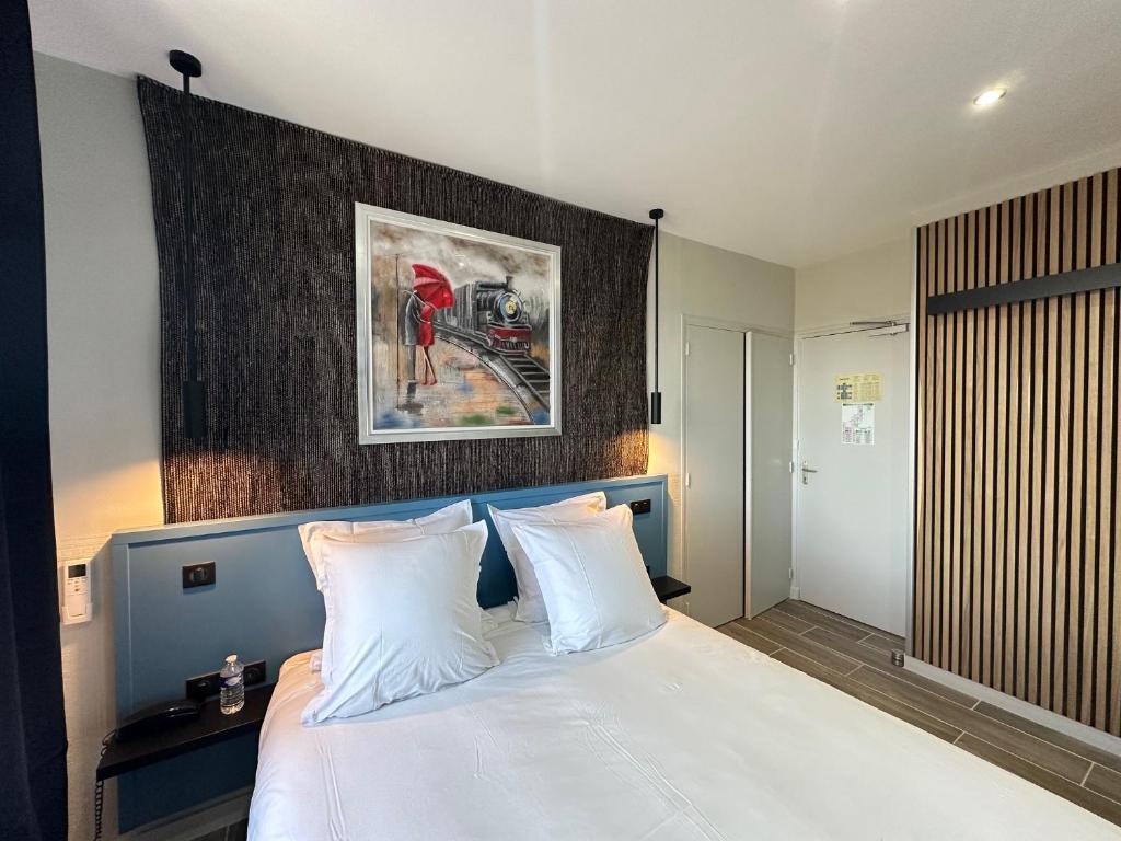 Postel nebo postele na pokoji v ubytování Logis Hôtel Au Vieux Morvan "récemment rénové", au cœur de la Bourgogne, Piscine & Spa
