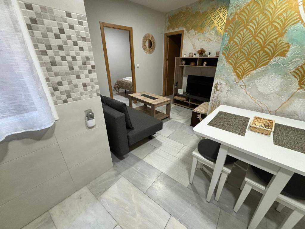 A seating area at Apartamento céntrico en Plaza San Miguel