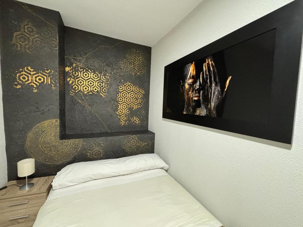A television and/or entertainment centre at Apartamento céntrico en Plaza San Miguel