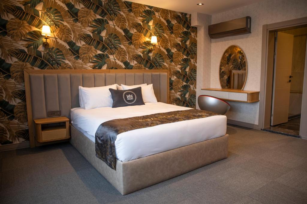 - une chambre avec un grand lit dans l'établissement MATEO HOTEL, à Istanbul