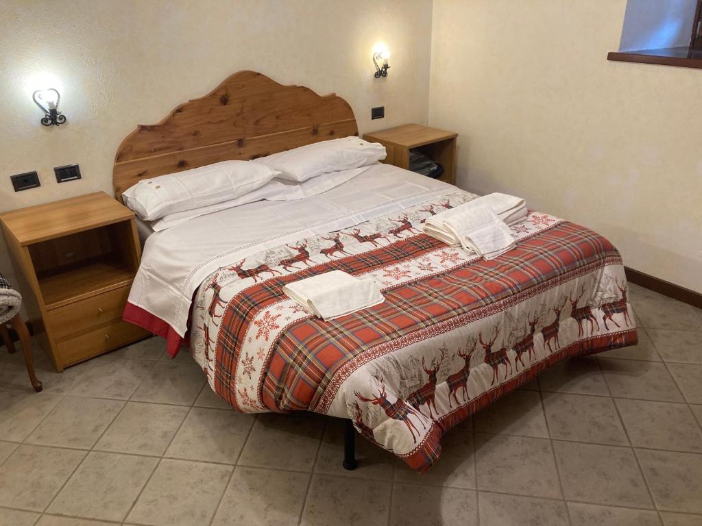 Un pat sau paturi într-o cameră la Tchambre