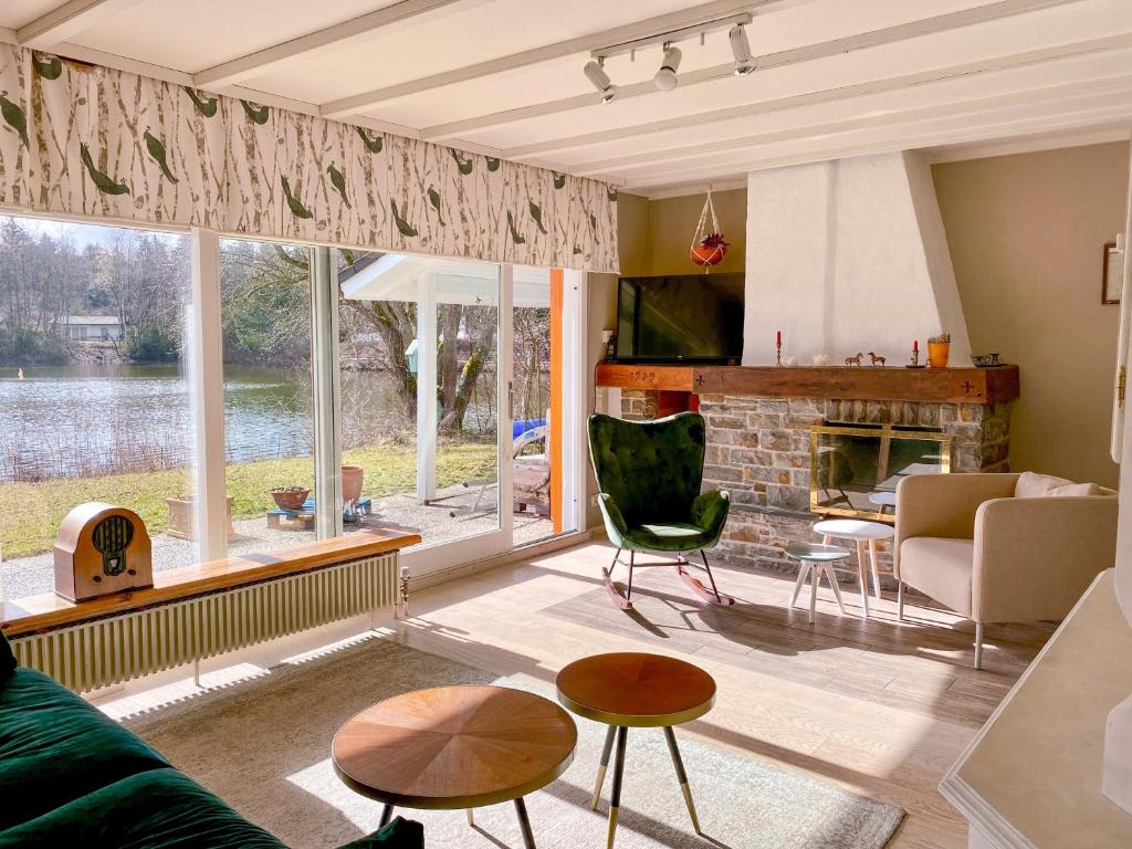 - un salon avec un canapé et une cheminée dans l'établissement Haus am See mit fantastischem Blick, à Rheinböllen
