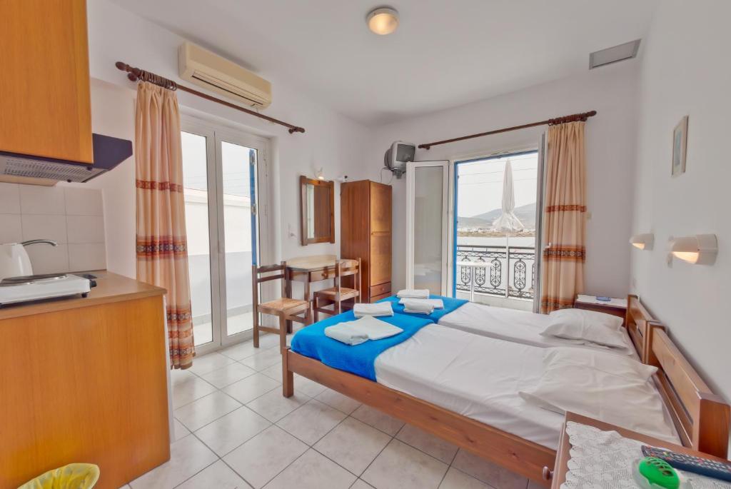 1 dormitorio con 1 cama y vistas al océano en Paris Rooms en Antiparos Town