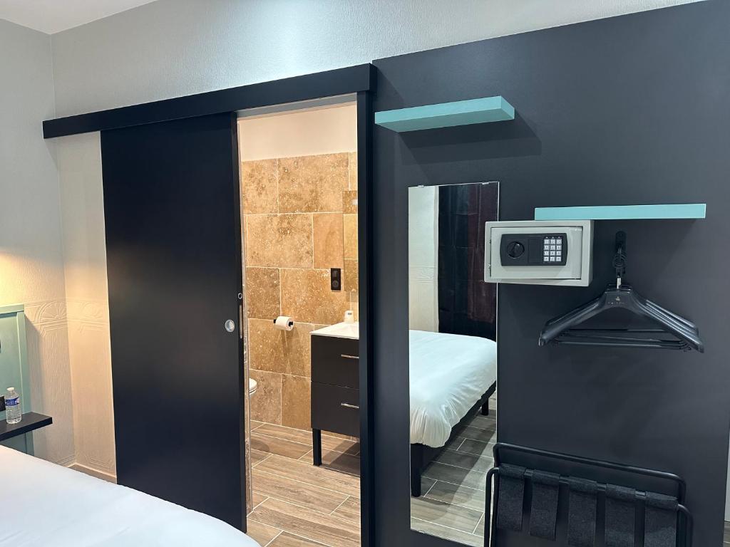 Postel nebo postele na pokoji v ubytování Logis Hôtel Au Vieux Morvan "récemment rénové", au cœur de la Bourgogne, Piscine & Spa