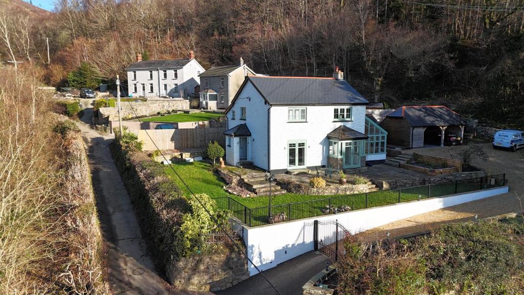 - une vue aérienne sur une maison blanche avec une cour dans l'établissement Peaceful Haven: Nature, Luxury, Wellbeing & Cuisine, à Risca