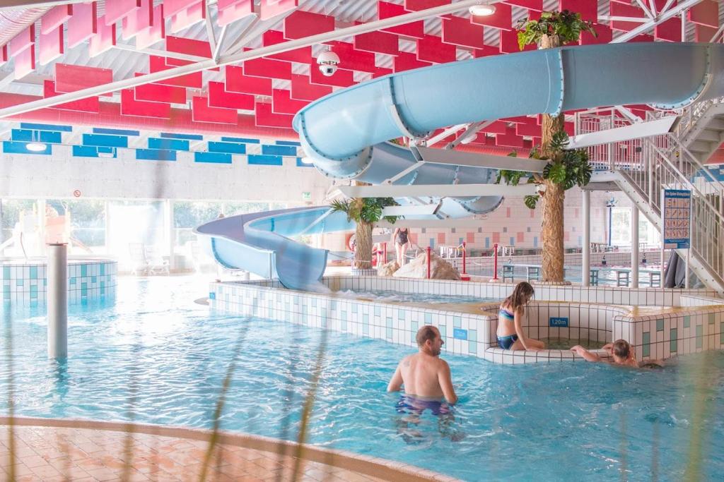 Bosrijke vakantiewoning في لوخيم: وجود مجموعة أشخاص في المسبح