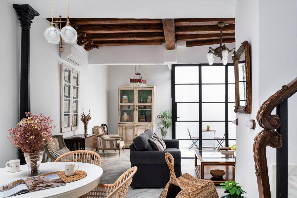 sala de estar con sofá y mesa en Magno Apartments Vírgenes Luxury House en Sevilla