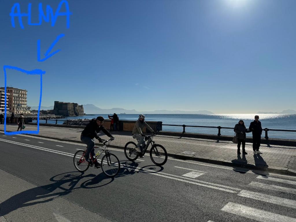 un grupo de personas montando bicicletas por una calle en ALMA de Partenope - Relais de Charme by the sea, en Nápoles