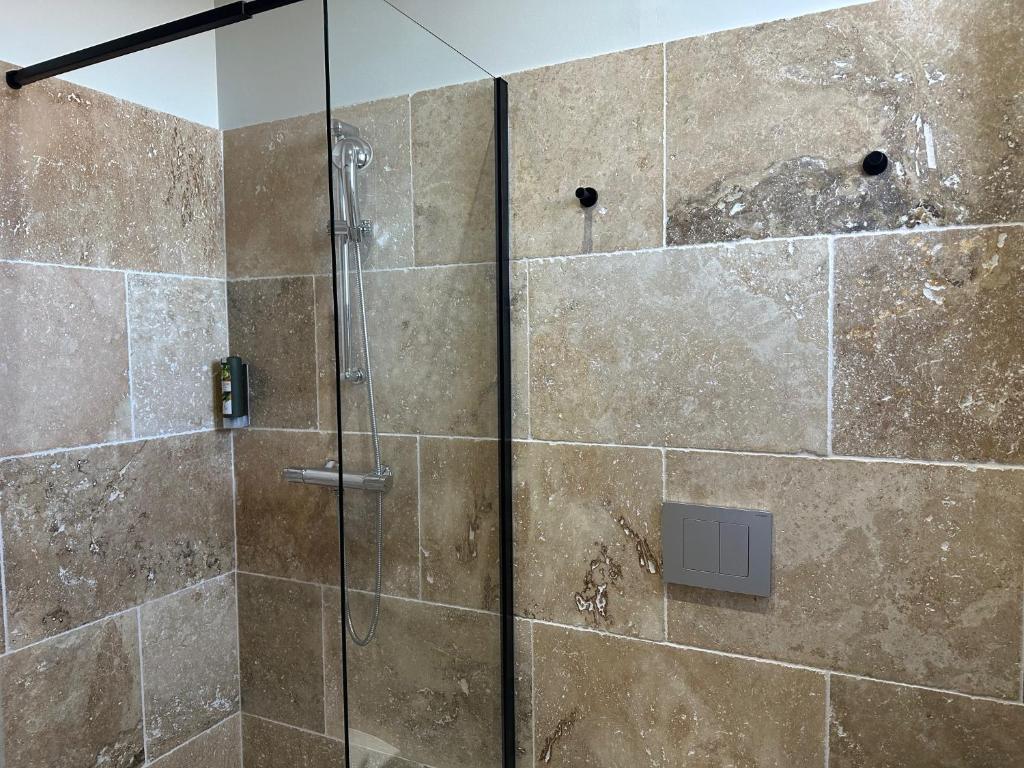 Koupelna v ubytování Logis Hôtel Au Vieux Morvan "récemment rénové", au cœur de la Bourgogne, Piscine & Spa