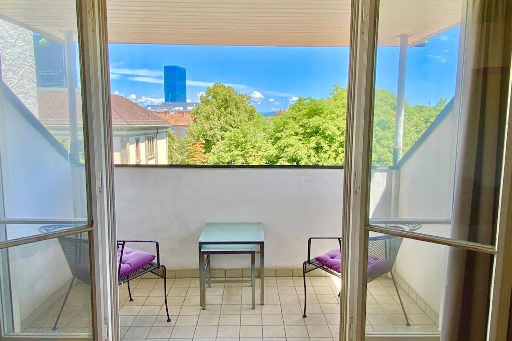 a balcony with two chairs and a table and a window at Ganze Wohnung mit Balkon,schöne Aussicht,Küche,Bad,Wifi in Basel