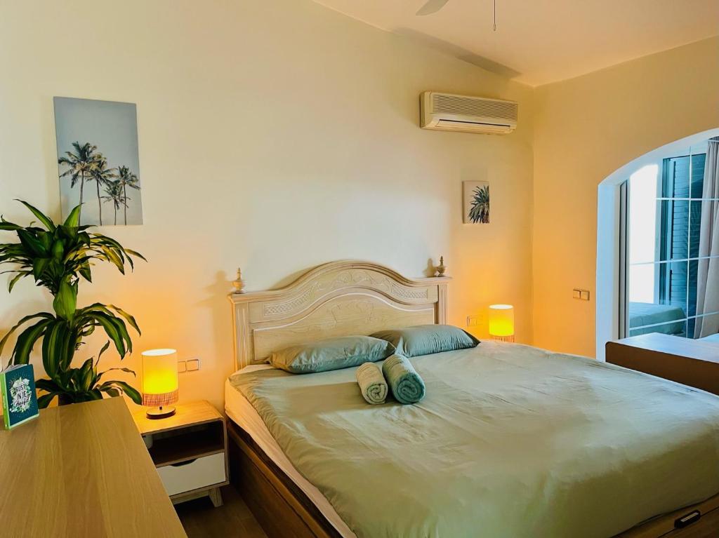 ein Schlafzimmer mit einem Bett mit zwei Kissen darauf in der Unterkunft Villa with sea view and luxury heated pool in San Miguel de Abona