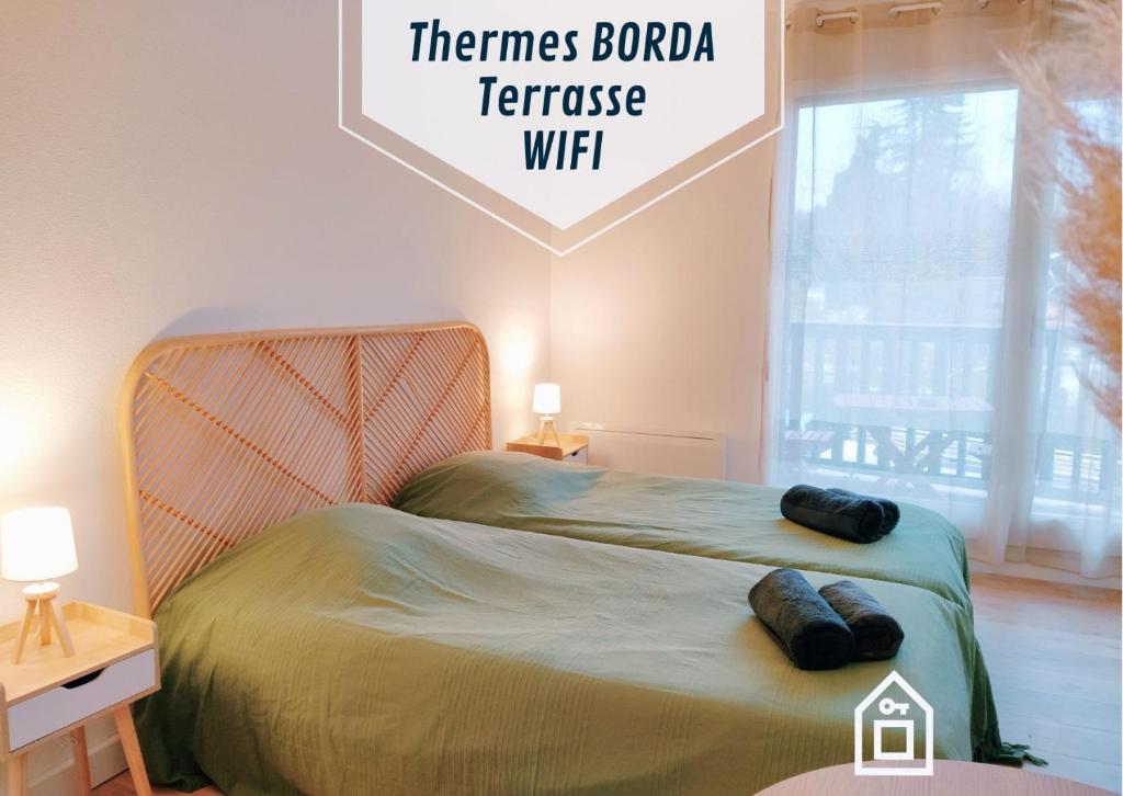 - un lit avec 2 oreillers dans l'établissement Borda -41- au coeur des Thermes Borda, à Dax