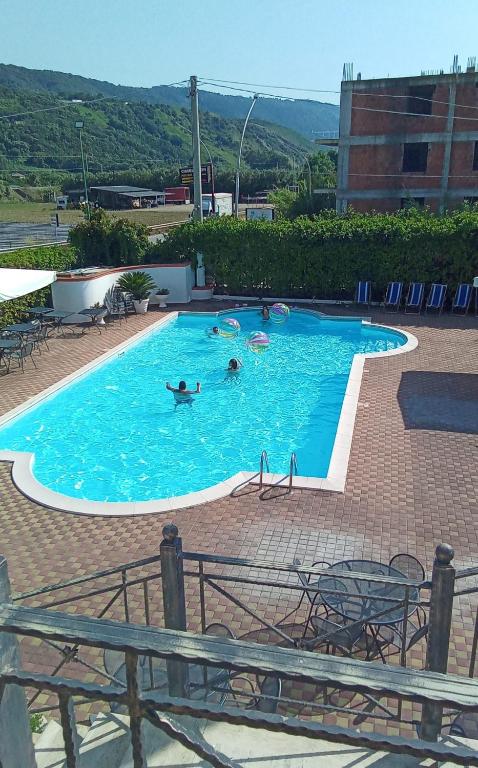 Bazén v ubytování Hotel Marinella nebo v jeho okolí