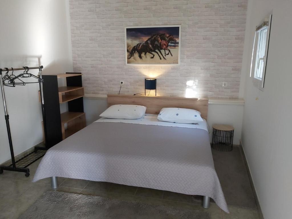 Postel nebo postele na pokoji v ubytování Apartment in Omiš with sea view, terrace, Wi-Fi (161-2)