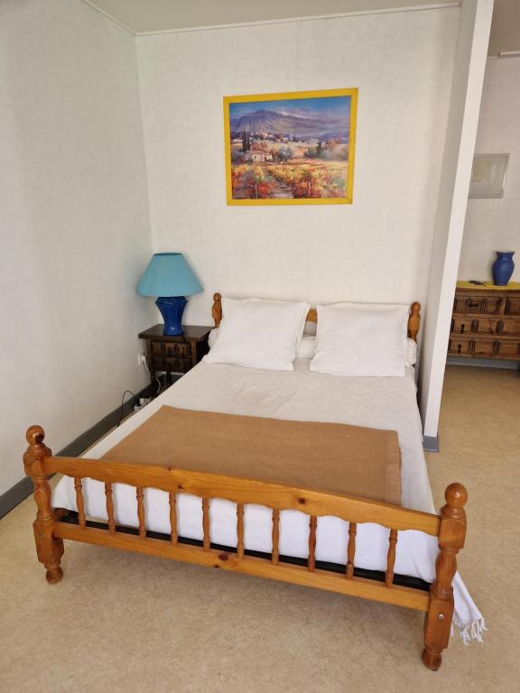 1 dormitorio con cama de madera en una habitación en Appartement Amélie les Bains au pied des THERMES, en Amélie-les-Bains-Palalda