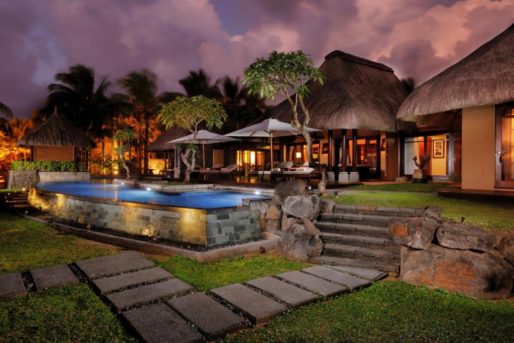 Bazén v ubytování Shanti Maurice Resort & Spa nebo v jeho okolí