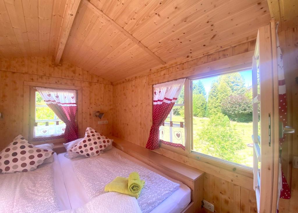 ケーニッヒスシュタイン・アン・デ・エルベにあるAnnis- Romantikhäuschenの小さな部屋 窓2つ付 ベッド2台