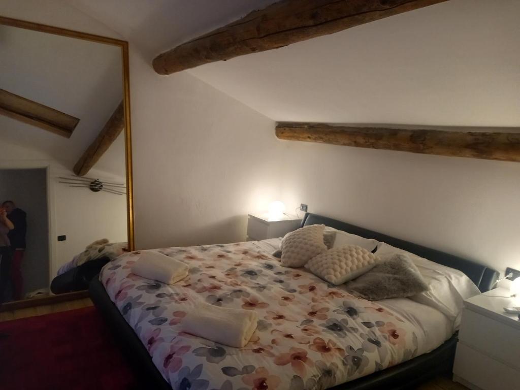 um quarto com uma cama e um espelho grande em Arena in fiera em Verona