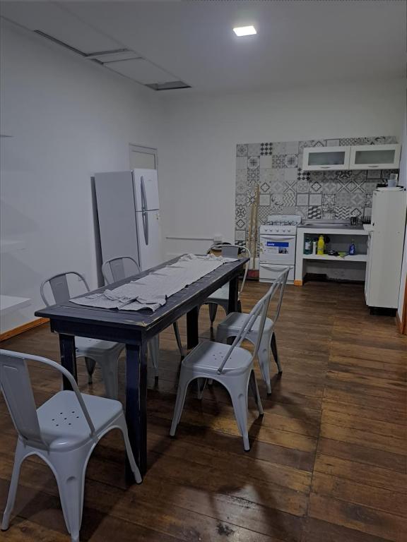 a table and chairs in a room with a kitchen at CAFOFO in Paso de los Libres