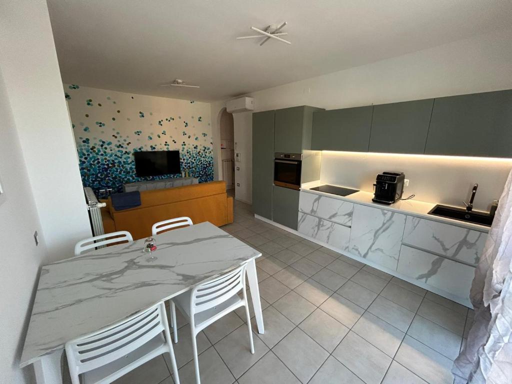 cocina con mesa y sillas en una habitación en Ca'Vio Beach & Pool, en Cavallino-Treporti