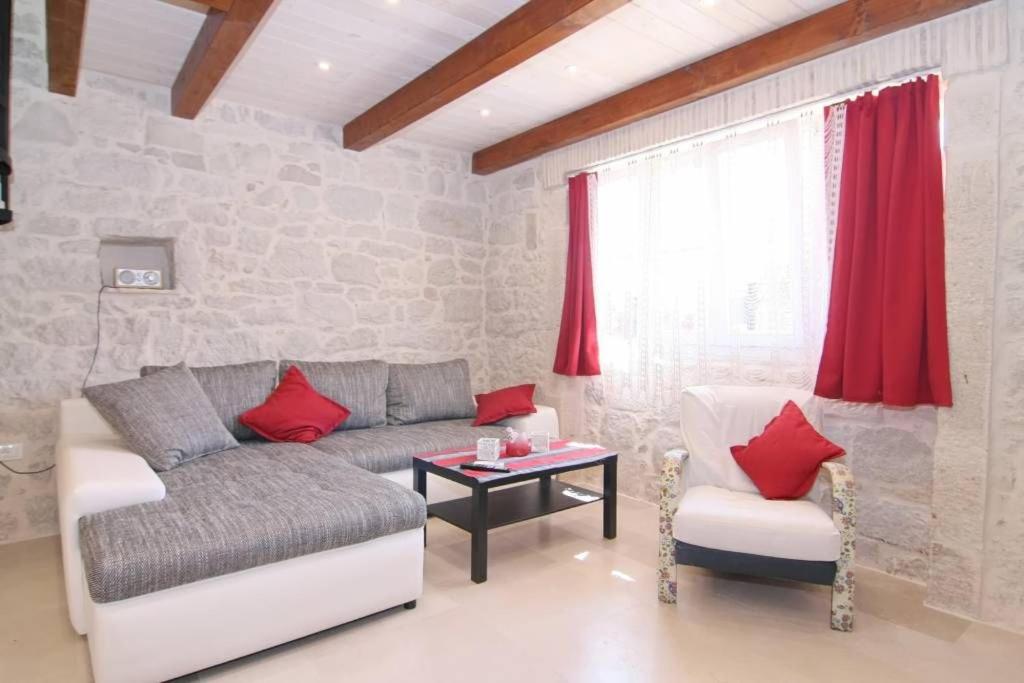 - un salon avec un canapé et une table dans l'établissement Casa Ladonia, à Poreč