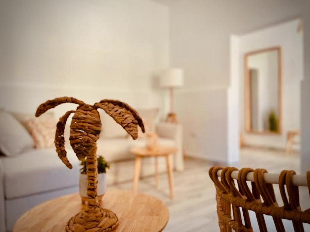 einen Tisch mit einer Skulptur einer Palme im Wohnzimmer in der Unterkunft Casa Mama Carina A in Agüimes