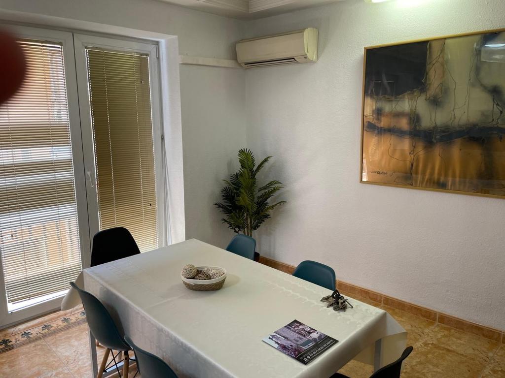 comedor con mesa blanca y sillas en PARRA HOME y garaje, Algemesi Home, en Algemesí
