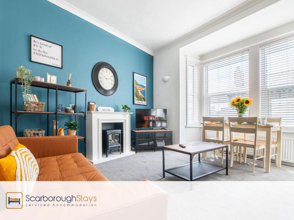 スカーバラにあるHampton House - Lovely and Spacious 2 Bedroom Apartment - WITH FREE PARKINGの青いリビングルーム(ソファ、テーブル付)