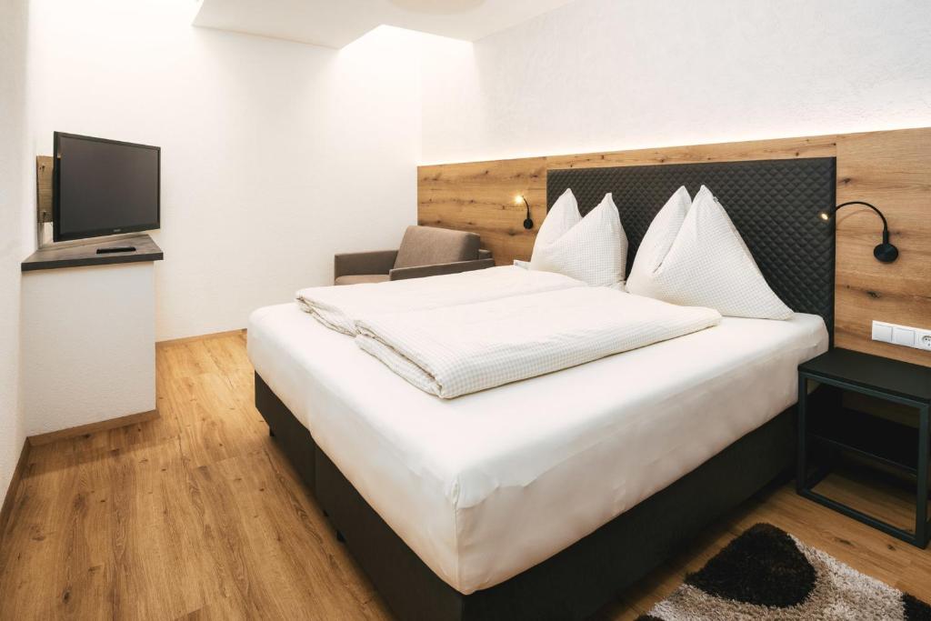Un pat sau paturi într-o cameră la Apartment Bergfeuer