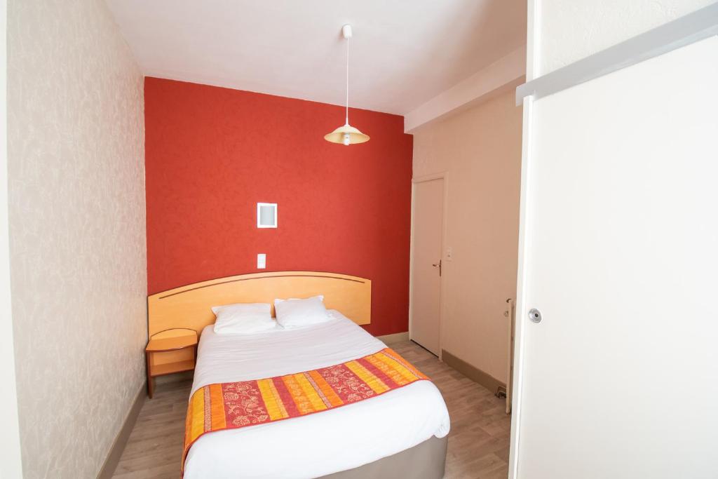 バル・シュル・セーヌにあるHôtel Chez MiMiの赤い壁のベッドルーム1室(ベッド1台付)