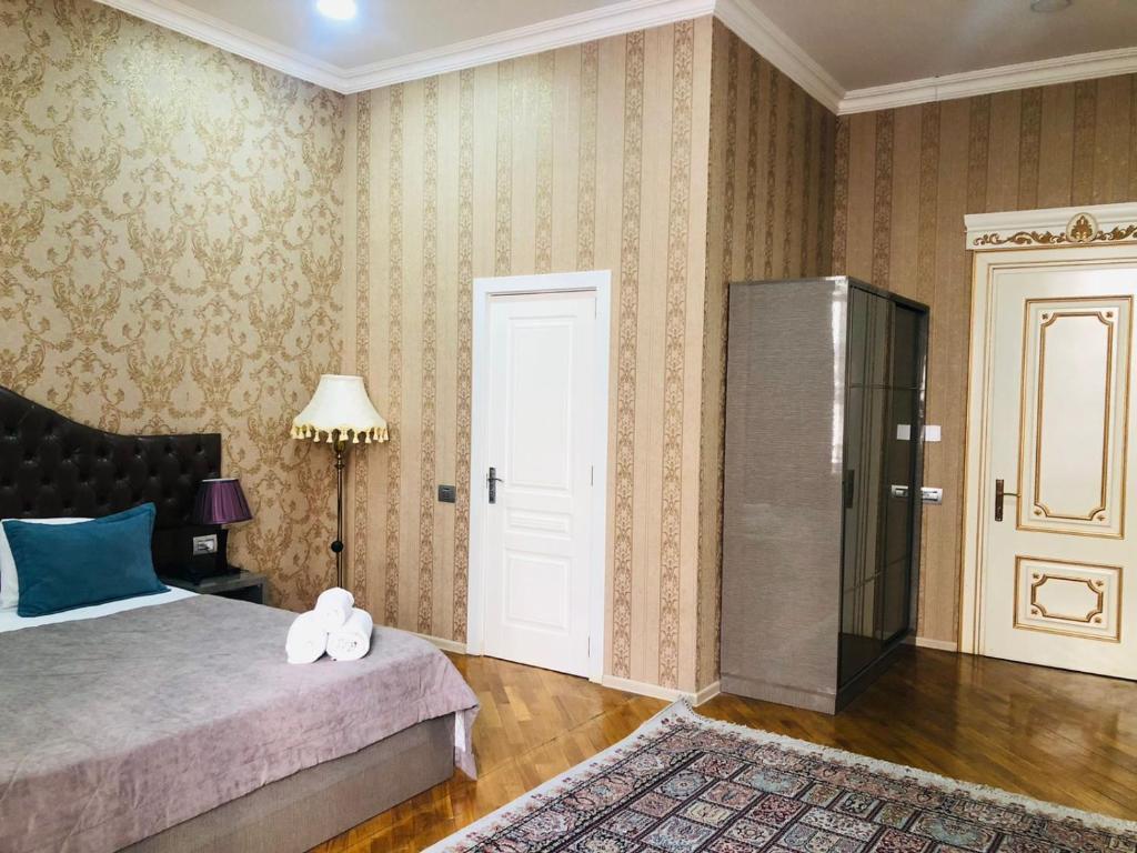 Un dormitorio con una cama con un osito de peluche. en Prime Pilot center Baku hotel en Bakú
