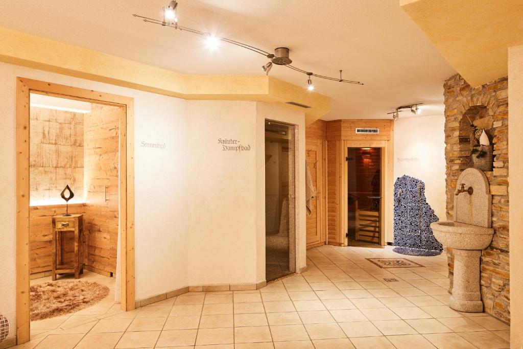 een badkamer met een wastafel en een toilet in een kamer bij Blockhütte Bergzauber in Ried im Oberinntal