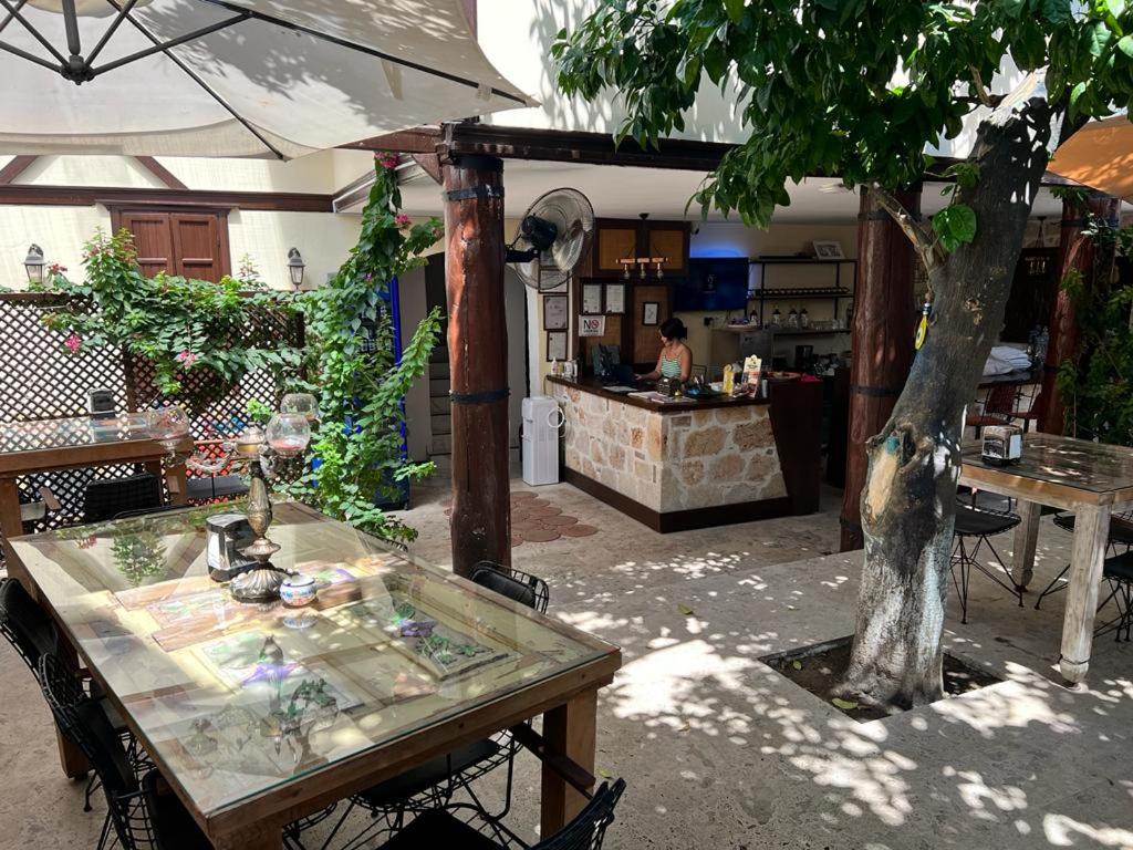una mesa en un patio con un árbol y una barra en Villa Citronella Boutique Hotel, en Antalya