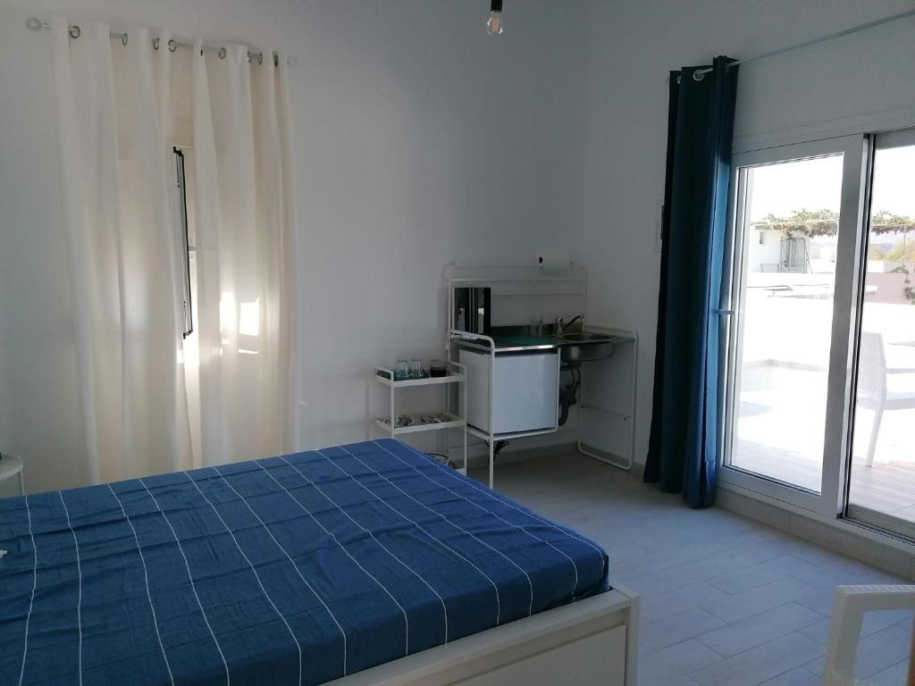 um quarto branco com uma cama e uma janela em Pavlos Apartment em Kalyves