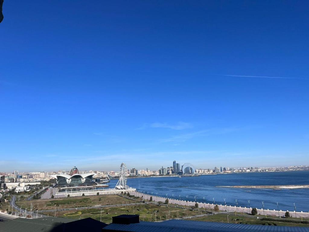 einen Blick auf das Meer mit einer Stadt im Hintergrund in der Unterkunft Noor hotel in Baku