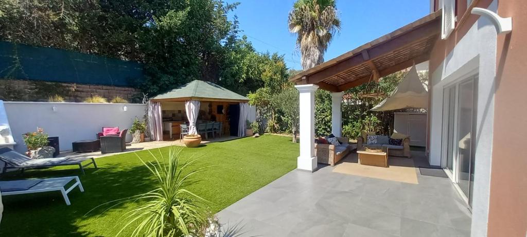 Vườn quanh VILLA climatisée calme avec bassin privé et grande piscine partagée à ST AYGULF FREJUS