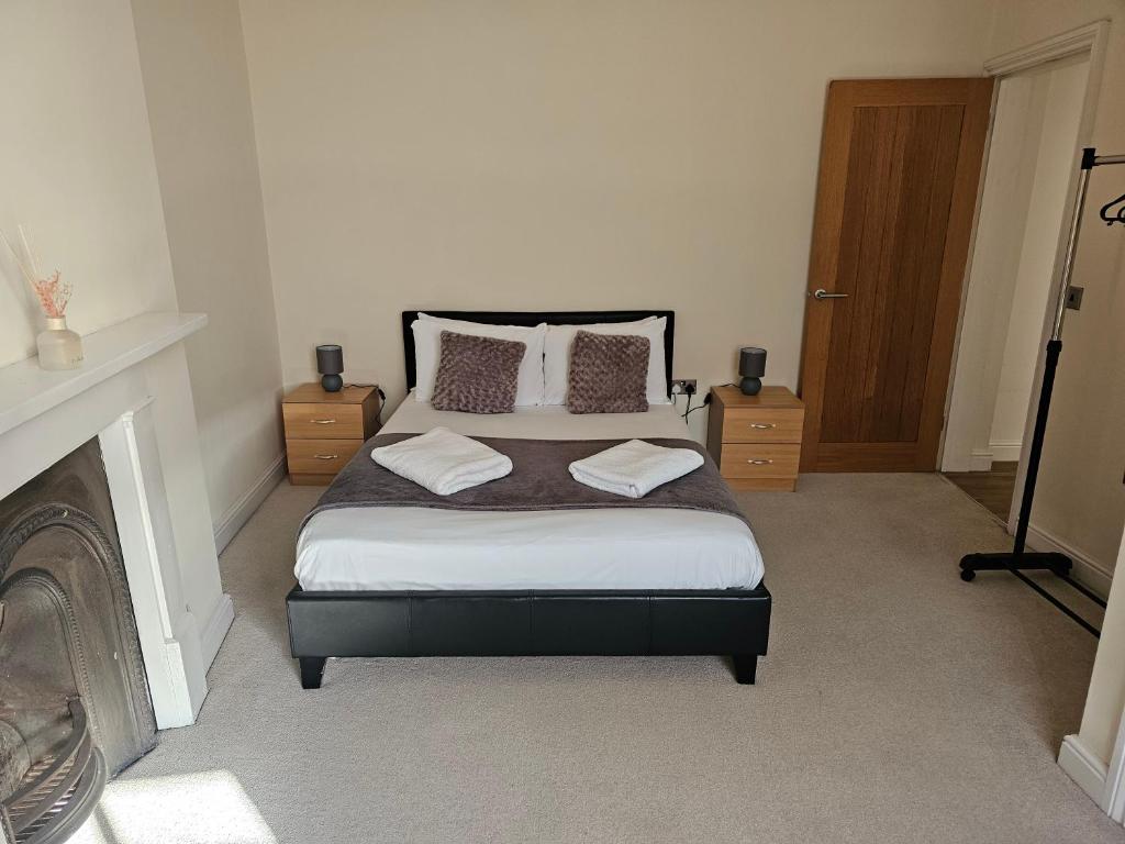 um quarto com uma cama e uma lareira em Modern 2 bedrooms apartment in Town Centre 10 em Ipswich