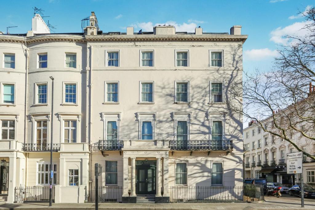 - un grand bâtiment blanc dans une rue de la ville dans l'établissement BeiRoom Hyde Park Apartments, à Londres