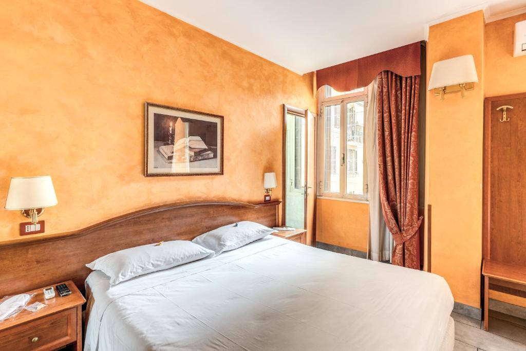 una camera da letto con un letto grande e una finestra di Guest House Masterintrastevere a Roma