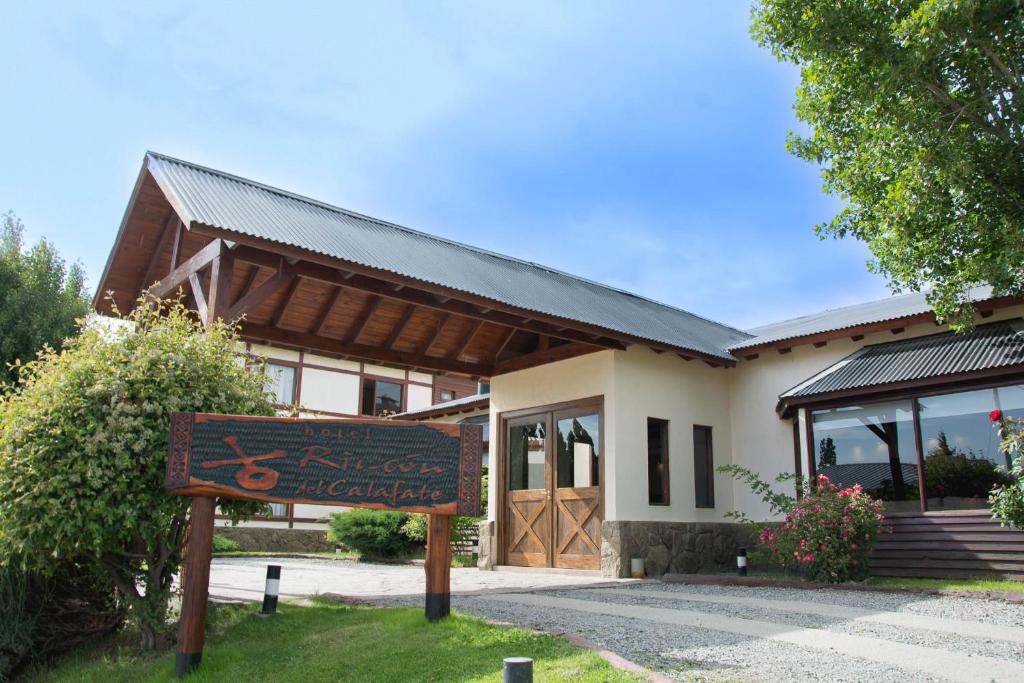 un edificio con una señal delante de él en Rincón del Calafate en El Calafate