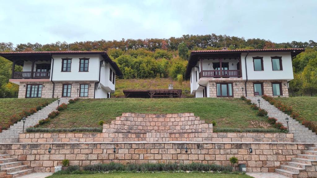 een gebouw met een stenen trap voor een huis bij Eco Lodge St Ignatius Еко лодж Игнажден in Debelets