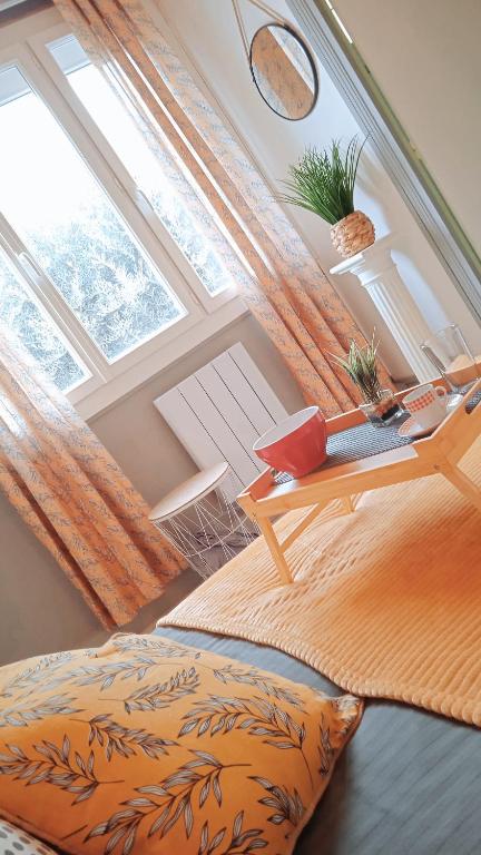 une chambre avec deux lits et une fenêtre dans l'établissement Dolce Vita Millau, à Millau