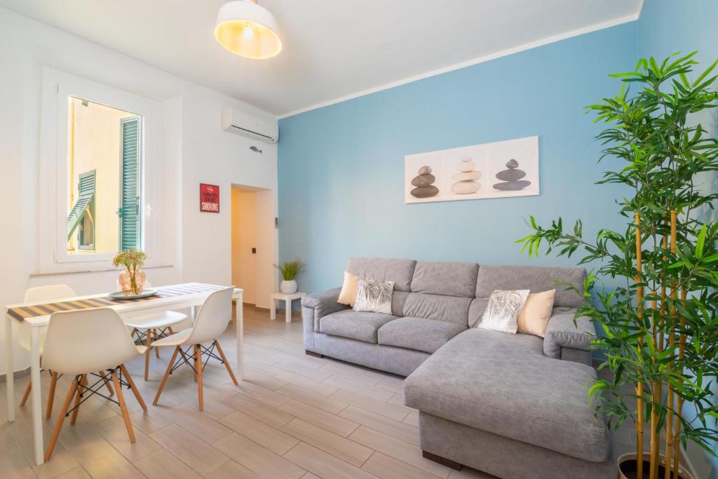 - un salon avec un canapé et une table dans l'établissement Piombino Apartments - Casa Milano, à Piombino