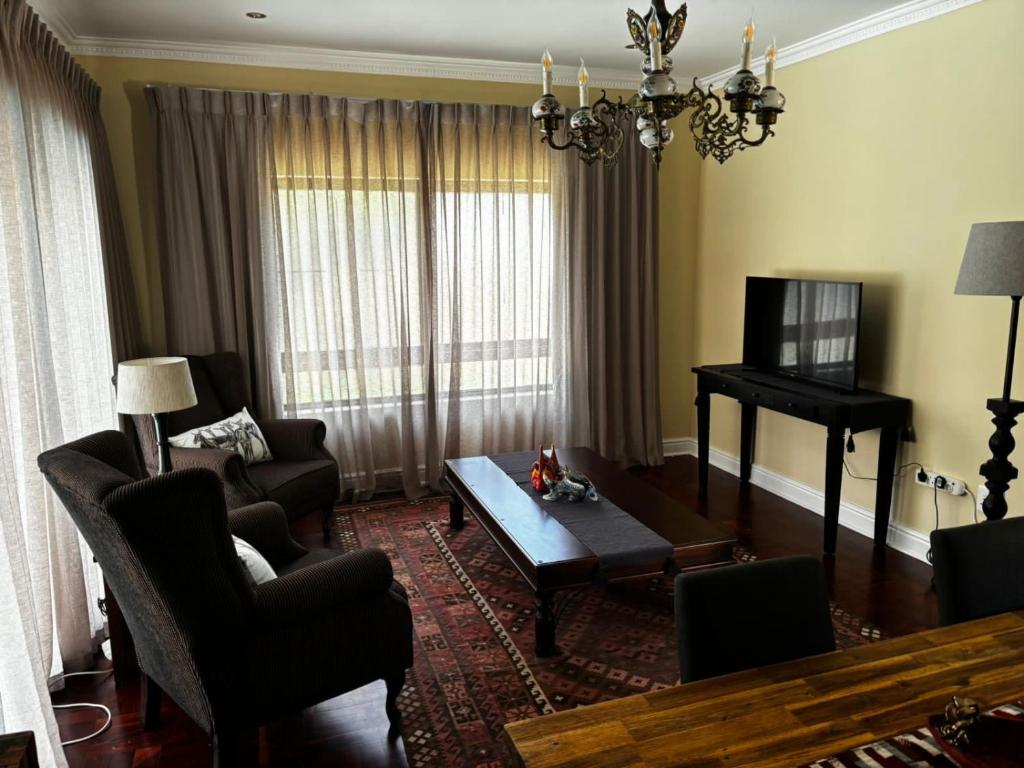 TV a/nebo společenská místnost v ubytování Sunset Waves Bloubergstrand - 50m from Sunset Beach !