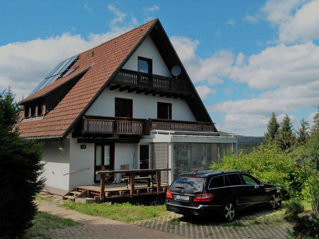 een auto geparkeerd voor een huis bij Haslehaus in Feldberg