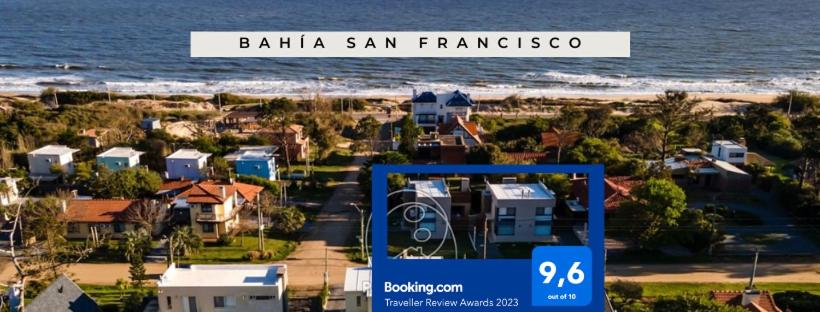 Blick auf einen Strand mit Häusern und das Meer in der Unterkunft BAHIA SAN FRANCISCO, casa Horneros, 3 Dormitorios, Uruguay in Piriápolis