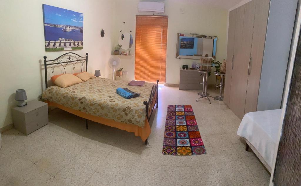 Cama ou camas em um quarto em Valletta Tradtional One Bedroom Studio Apartment