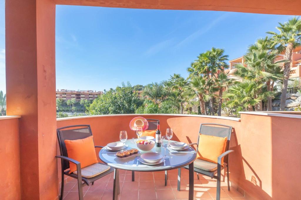 een tafel en stoelen op een balkon met uitzicht bij Reserva De Marbella in Marbella